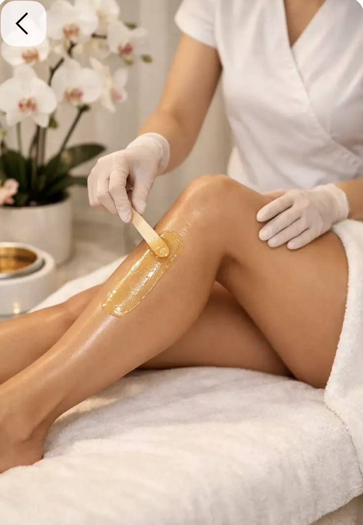 Full Legs With Extended Bikini Line (Hot Wax) (F)